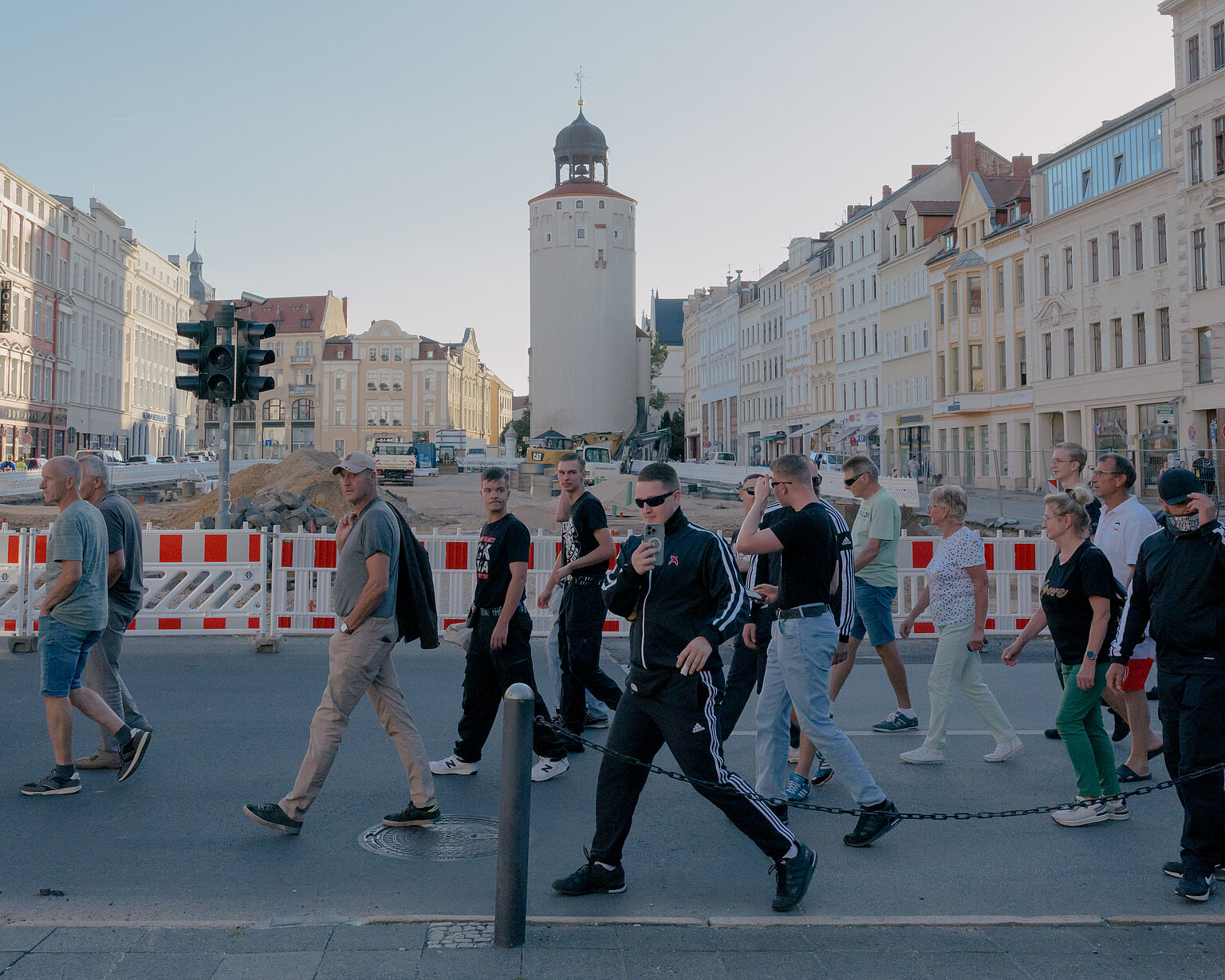 Im August verbrachte der Fotograf Ingmar Nolting zwei Wochen im Landkreis Görlitz, um die politische Stimmung vor der Sachsen-Wahl einzufangen. Als er eine Montagsdemo begleitete, wurde er selbst zum Fotomotiv. Ein Teilnehmer hielt die Linse seines Smartphones in Richtung Nolting. In Sachsen sind solche Drohungen bei Demonstrationen Alltag. – Im August verbrachte der Fotograf Ingmar Nolting zwei Wochen im Landkreis Görlitz, um die politische Stimmung vor der Sachsen-Wahl einzufangen. Als er eine Montagsdemo begleitete, wurde er selbst zum Fotomotiv. Ein Teilnehmer hielt die Linse seines Smartphones in Richtung Nolting. In Sachsen sind solche Drohungen bei Demonstrationen Alltag. 