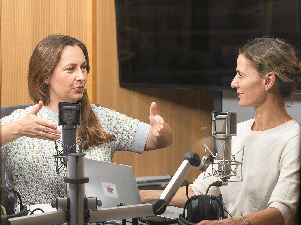  – Nadine Wojcik (l.) und Tina Hüttl fiel auf, dass Podcasts ganz anders funktionieren als Radio-Beiträge. Also fingen sie an, sie zu sezieren.